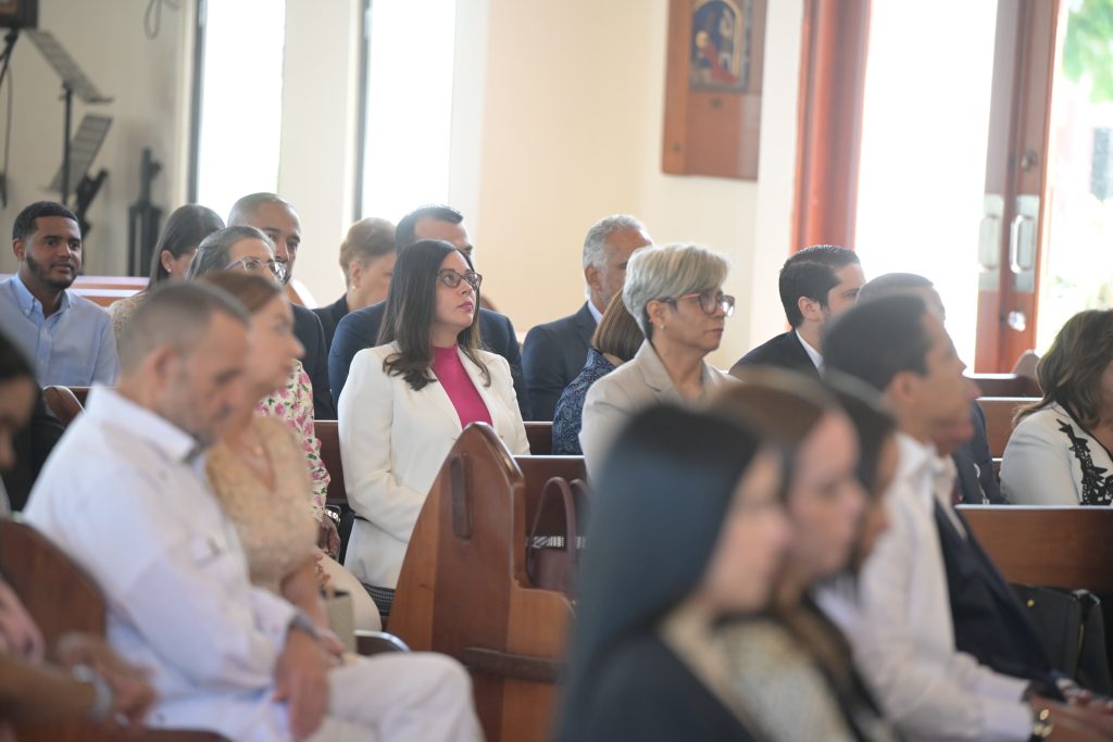 Colaboradores de SeNaSa durante la ceremonia de eucaristía realizada para celebrar el aniversario de la institución