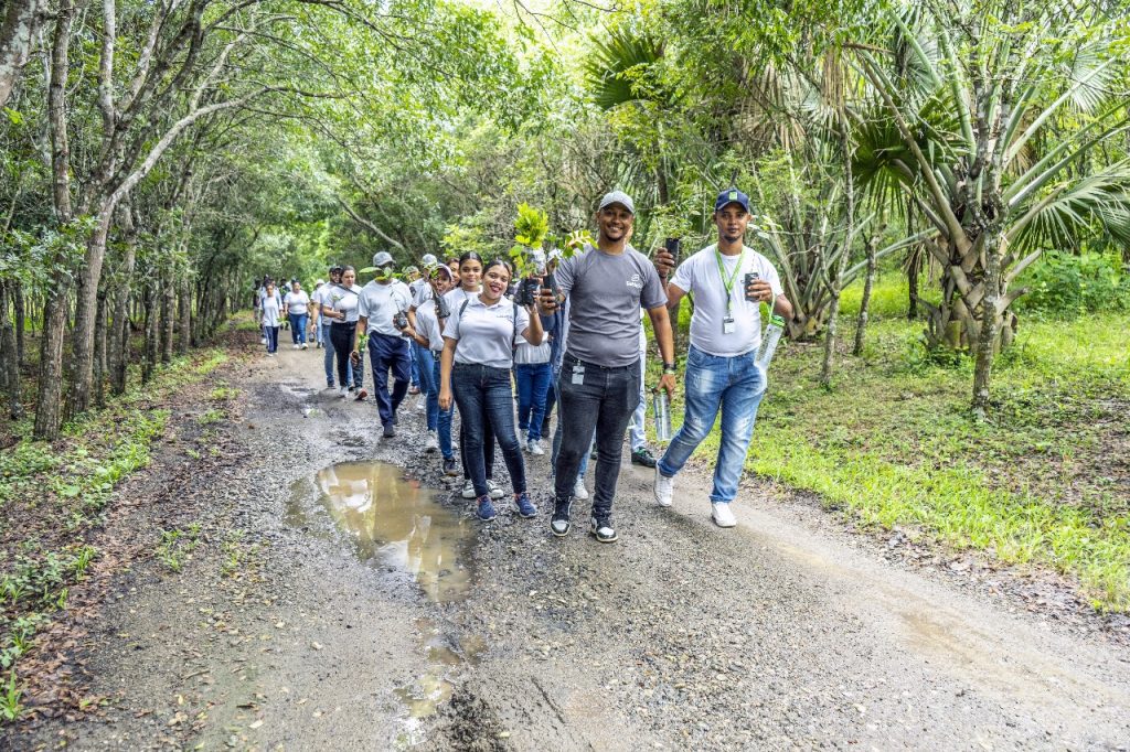 Equipo Senasa en camino a la jornada de reforestación Laguna Manatí