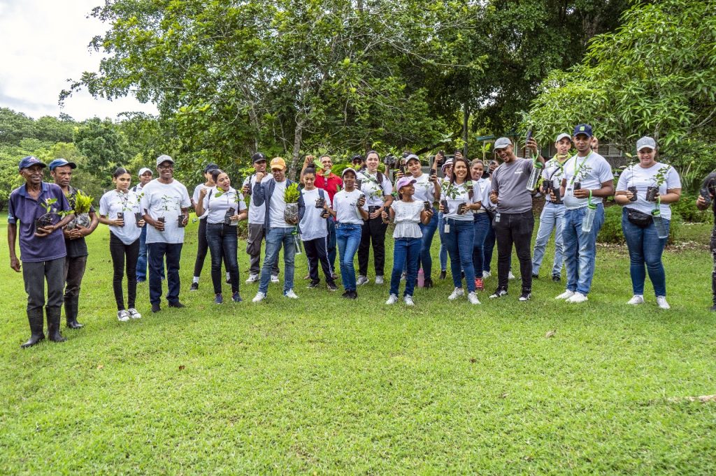 Equipo Senasa en jornada de reforestación Laguna Manatí