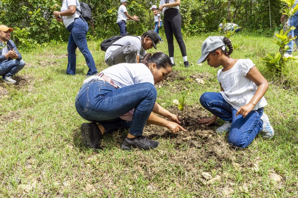 Equipo Senasa en jornada de reforestación Laguna Manatí