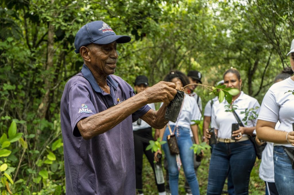 Equipo Senasa recibiendo instrucciones para jornada de reforestación Laguna Manatí